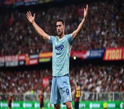 达成生涯400助里程碑，梅西赛后把球衣送给了看台上的父母