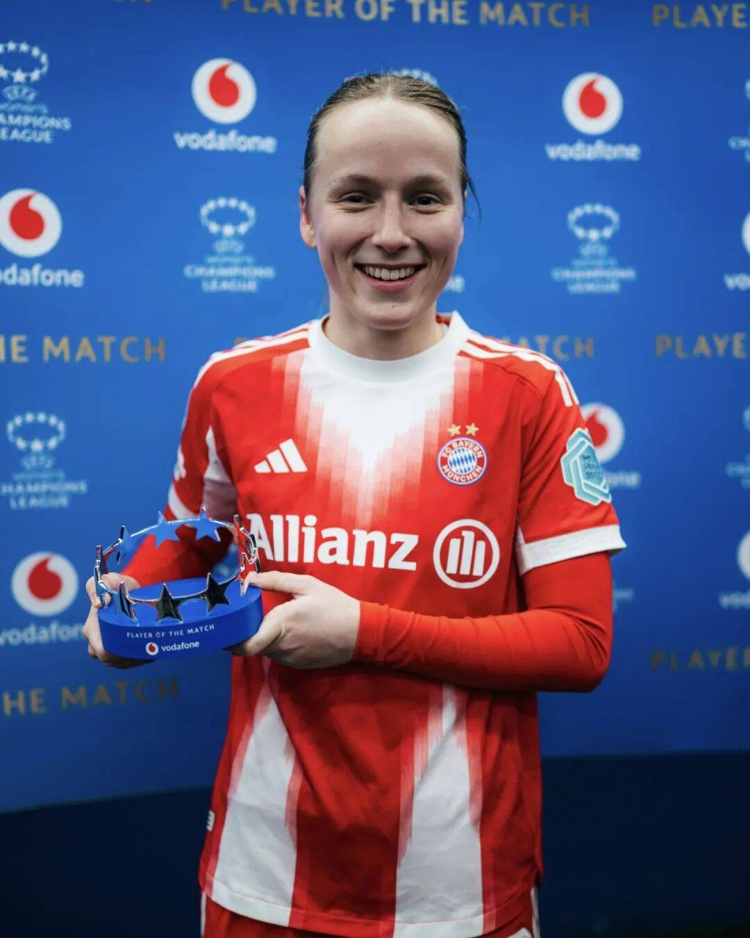 球员C罗先生，完成一次精彩的倒钩破门。