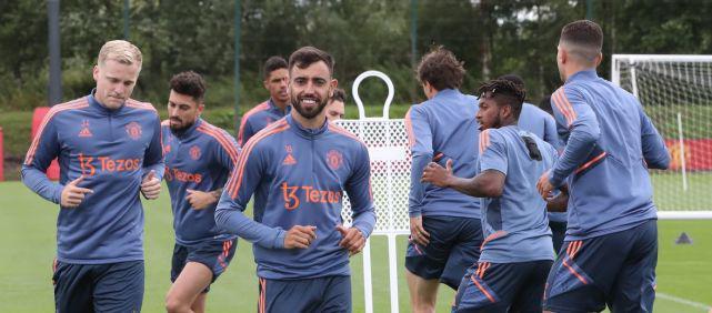 躺着进球，热那亚前锋科隆博在倒地情况下一脚完成破门