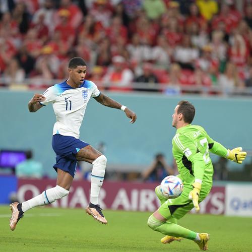 巴西2-0塞内加尔，埃斯特旺、卡塞米罗破门，库尼亚两度中框