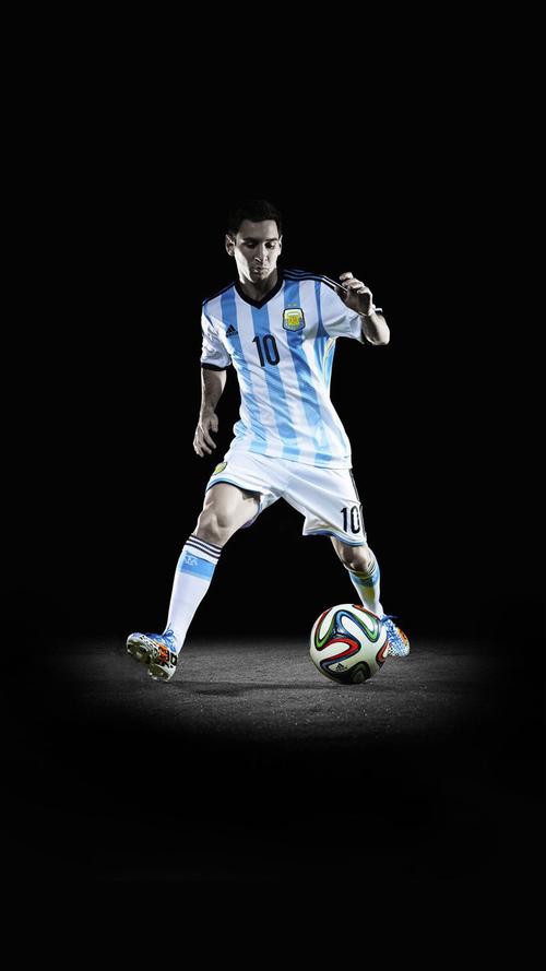 被与贝肯鲍尔比较？凯恩：我从小就喜欢防守，很享受铲球