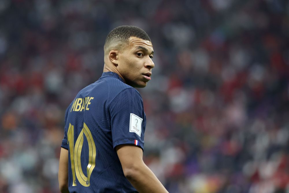 湖人詹姆斯关键发挥险胜76人，刷新个人40岁后得分纪录，豪取17胜稳居西部第二。