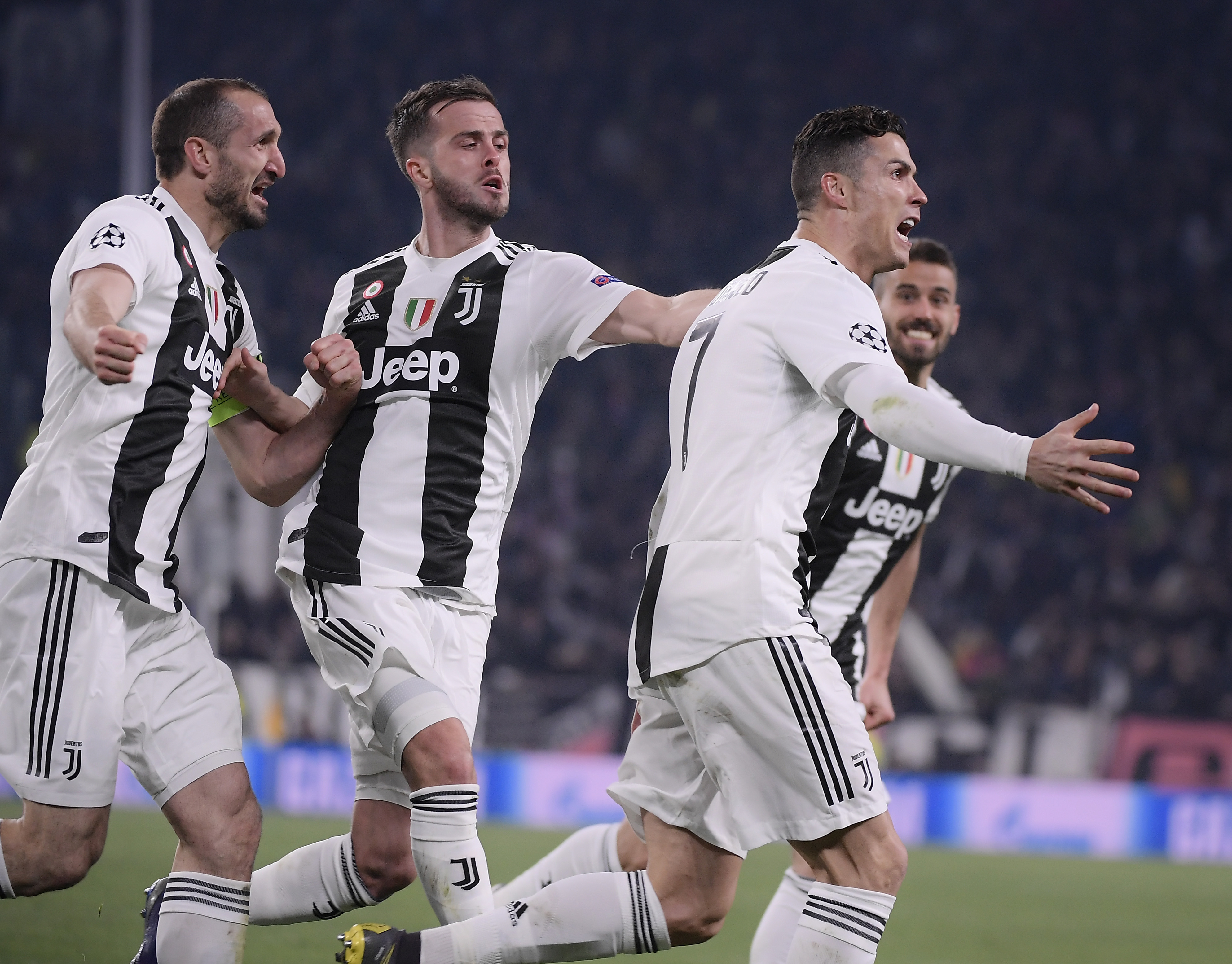 广东男篮主场负于山西，失误频繁，磨合不足，首战失利，需加强调整。